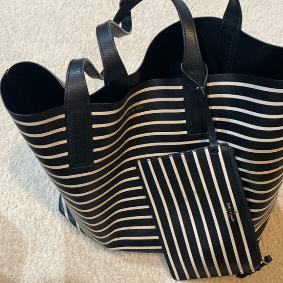 Beautiful like new black and white striped tote bag - Picture 1 of 5